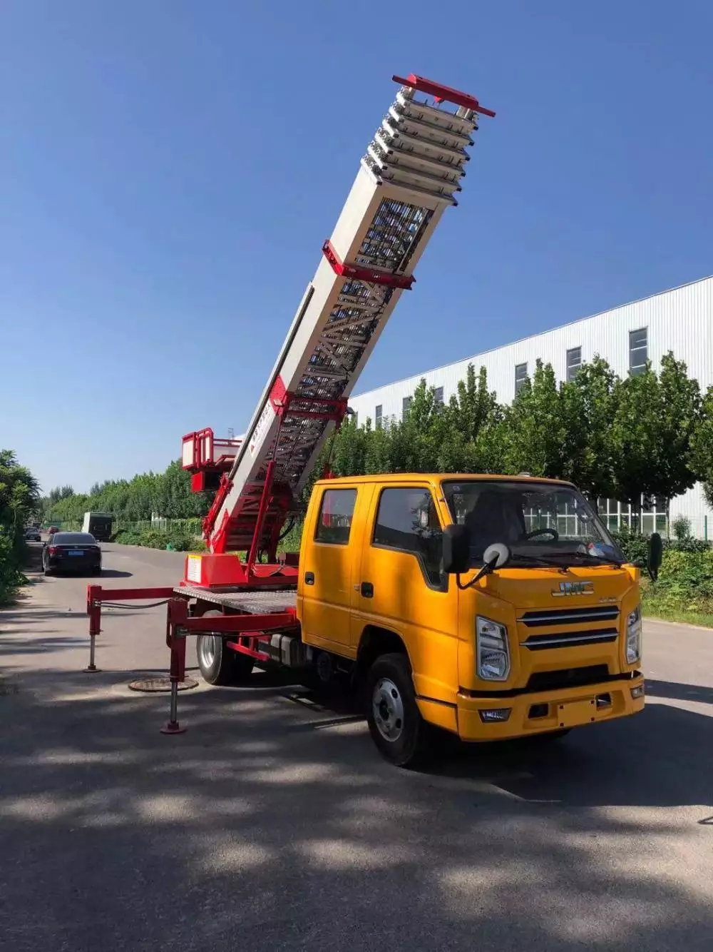 长垣附近的云梯车出租服务：轻松解决高空作业需求